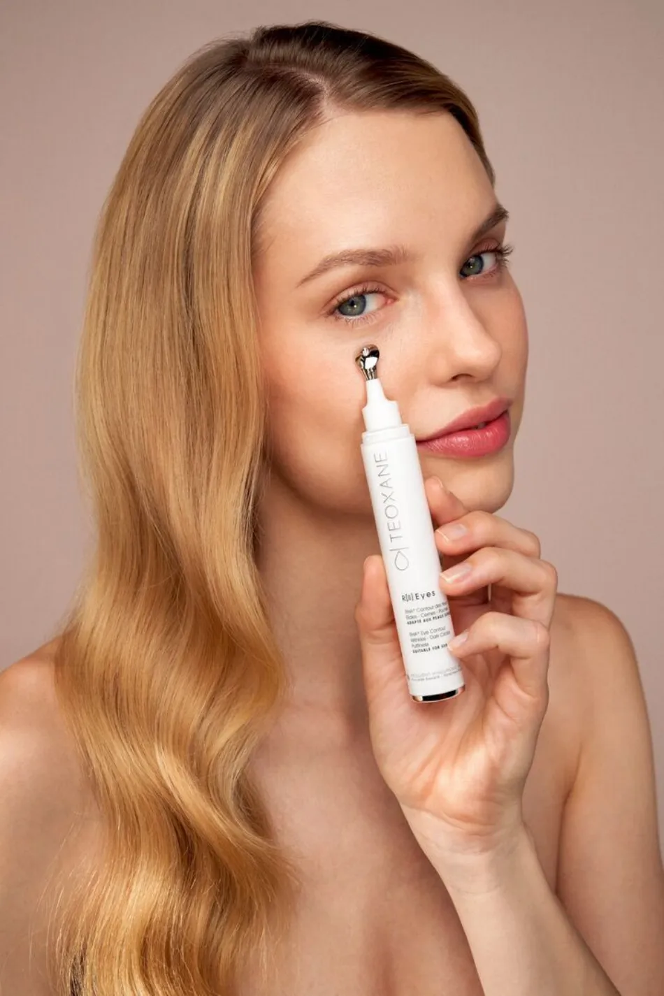 Social 220616 MTP TEOXANE 59 COSMECEUTICALS ROSE SINGLE R II EYES KAROLINA 0390 02 eci RG Bv2
